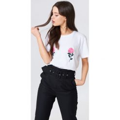 NA-KD T-shirt z haftem w kwiaty - White. Białe t-shirty damskie NA-KD, z haftami, z bawełny, z okrągłym kołnierzem. Za 60,95 zł.