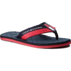 Japonki TOMMY HILFIGER - Embossed Flag Beach FM0FM01796 Midnight 403. Czerwone klapki męskie TOMMY HILFIGER, bez wzorów, z tworzywa sztucznego. W wyprzedaży za 139,00 zł.