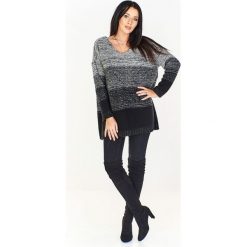 Cieniowany sweter o oversiz'owym kroju. Swetry damskie Made in Poland, bez wzorów, z poliesteru, bez rękawów, bez kaptura. Za 109,00 zł.