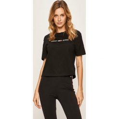 Tommy Jeans - T-shirt. Czarne bluzki damskie Tommy Jeans, s, z aplikacjami, z bawełny, z okrągłym kołnierzem. Za 179,90 zł.