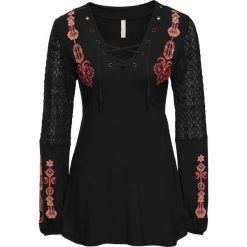 Długi top z koronką bonprix czarny wzorzysty. Czarne koszulki damskie bonprix, w koronkowe wzory, z koronki, bez kołnierzyka. Za 99,99 zł.