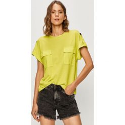 Jacqueline de Yong - T-shirt. Żółte bluzki damskie Jacqueline de Yong, s, bez wzorów, z wiskozy, casualowe, z okrągłym kołnierzem, z krótkim rękawem. W wyprzedaży za 59,90 zł.