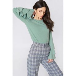 NA-KD Sweter z falbanami - Green. Zielone swetry klasyczne damskie marki NA-KD, z elastanu, z okrągłym kołnierzem. W wyprzedaży za 85,37 zł.