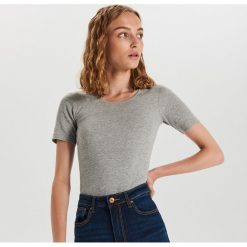 Gładka koszulka slim fit - Jasny szary. Szare bluzki damskie Cropp, xs, bez wzorów, bez kołnierzyka, bez rękawów. W wyprzedaży za 9,99 zł.