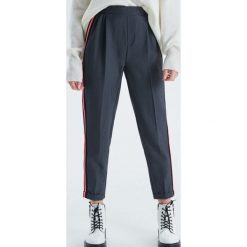 Spodnie tailoring z lampasem - Szary. Szare spodnie damskie marki Cropp. Za 89,99 zł.