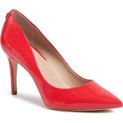Szpilki GUESS - Bennie 17 FL5BE7 PAF08 RED. Czerwone półbuty damskie Guess, z aplikacjami, ze skóry ekologicznej, bez obcasa, na obcasie, bez zapięcia. Za 549,00 zł.