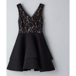 Sukienka mini z koronkowym wykończeniem - Czarny. Czarne sukienki damskie Cropp, s, bez wzorów, z koronki, bez kołnierzyka, bez rękawów, mini. Za 129,99 zł.