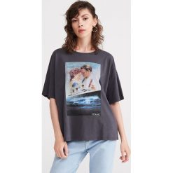T-shirt Titanic - Szary. Szare t-shirty damskie Reserved, s, bez wzorów, bez kołnierzyka. Za 59,99 zł.