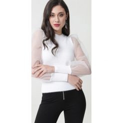 Biała Bluzka Sufyaan. Białe bluzki damskie Born2be, s, bez wzorów, z dzianiny, eleganckie, bez kołnierzyka, z długim rękawem. Za 109,99 zł.
