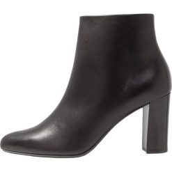 Peter Kaiser LARA Ankle boot schwarz. Czarne botki damskie na zamek Peter Kaiser, z materiału. Za 839,00 zł.