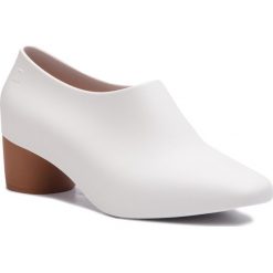 Półbuty MELISSA - Mid Ad 32438 White/Brown 52340. Białe półbuty damskie Melissa, bez wzorów, z tworzywa sztucznego, bez obcasa, na obcasie, bez zapięcia. W wyprzedaży za 269,00 zł.