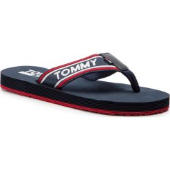 Japonki TOMMY JEANS - Stripe Tommy Jeans Beach Sandal EM0EM00218 Black Iris 431. Niebieskie klapki damskie Tommy Jeans, bez wzorów, z jeansu, bez obcasa. W wyprzedaży za 99,00 zł.