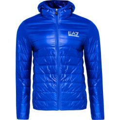 Kurtka EA7 EMPORIO ARMANI. Żółte płaszcze męskie EA7 Emporio Armani, z nadrukiem, krótkie, z kapturem. W wyprzedaży za 493,00 zł.