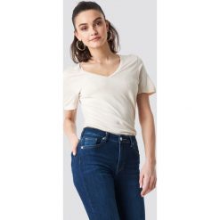 NA-KD Basic T-shirt basic z dekoltem V - White,Beige. Brązowe t-shirty damskie marki NA-KD Basic, bez wzorów, z dzianiny, klasyczne, z klasycznym kołnierzykiem. Za 52,95 zł.