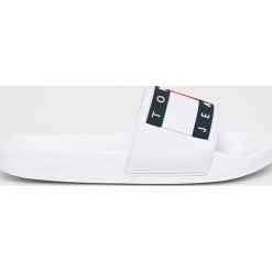 Tommy Jeans - Klapki Flag Pool Slide. Niebieskie klapki damskie Tommy Jeans, bez wzorów, z jeansu, bez obcasa. W wyprzedaży za 179,90 zł.