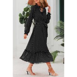 Sukienka KELARA. Czarne sukienki damskie IVET, bez wzorów, eleganckie, bez kołnierzyka, z długim rękawem, długie, maxi. W wyprzedaży za 129,00 zł.