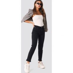 Boyfriendy damskie: NA-KD Trend Jeansy z surowym wykończeniem - Black