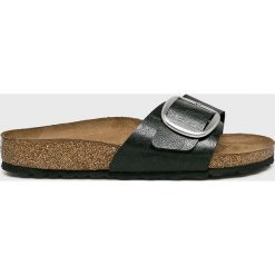 Birkenstock - Klapki Madrid. Czarne klapki damskie Birkenstock, bez wzorów, ze skóry, bez obcasa, na płaskiej podeszwie. Za 329,90 zł.