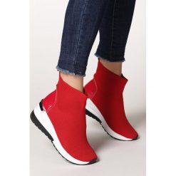 Czerwone Sneakersy Kodi. Czerwone koturny damskie Born2be, na wysokim obcasie, na płaskiej podeszwie, bez zapięcia. Za 99,99 zł.