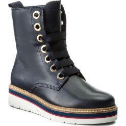Botki TOMMY HILFIGER - Manon 3A FW0FW02623 Tommy Navy 406. Czarne botki damskie skórzane marki TOMMY HILFIGER, z okrągłym noskiem, na obcasie. Za 649,00 zł.