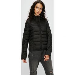 Jacqueline de Yong - Kurtka Maddyline. Czarne kurtki damskie Jacqueline de Yong, s, bez wzorów, z poliesteru, krótkie, bez kaptura. W wyprzedaży za 79,90 zł.