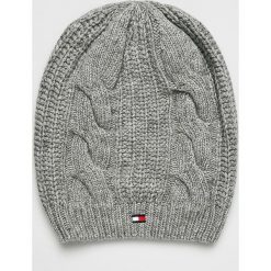 Tommy Hilfiger - Czapka. Szare czapki zimowe damskie TOMMY HILFIGER, na zimę, z dzianiny. Za 159,90 zł.