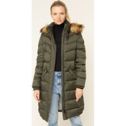 Kurtka puchowa Marc O'Polo 909032971011. Zielone kurtki damskie Marc O'Polo, bez wzorów, z puchu, bez kaptura. W wyprzedaży za 899,00 zł.