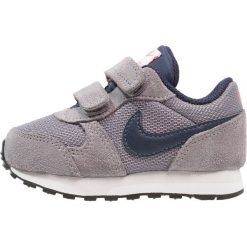 Nike Sportswear MD RUNNER 2 Tenisówki i Trampki gunsmoke/obsidian/hot punch/vast grey. Szare trampki męskie Nike Sportswear, ze skóry. Za 149,00 zł.