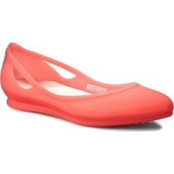 Baleriny CROCS - Rio Flat W 16265 Coral/Oyster. Różowe baleriny damskie marki Crocs, bez wzorów, z tworzywa sztucznego, bez obcasa, bez zapięcia. W wyprzedaży za 189,00 zł.