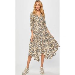 Desigual - Sukienka. Białe sukienki damskie Desigual, w kwiaty, z wiskozy, bez kołnierzyka, bez rękawów, rozkloszowane. W wyprzedaży za 399,90 zł.