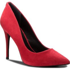 Szpilki GUESS - FLOKY4 SUE08 RED. Czerwone półbuty damskie Guess, z aplikacjami, ze skóry, ze szpiczastym noskiem, bez obcasa, na obcasie, bez zapięcia. W wyprzedaży za 369,00 zł.