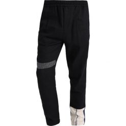 Soulland IB Spodnie materiałowe multi. Czarne spodnie męskie marki Soulland, s, bez wzorów, z elastanu. W wyprzedaży za 399,50 zł.