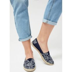 Espadryle z nadrukiem. Espadryle damskie Moodo, z nadrukiem, bez obcasa. Za 29,99 zł.