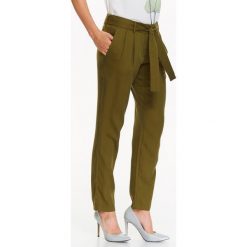 SPODNIE Z TKANINY STRUKTURALNEJ Z WIĄZANIEM W PASIE. Zielone spodnie damskie Top Secret, s, bez wzorów, z tkaniny, eleganckie. W wyprzedaży za 59,99 zł.