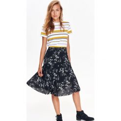 T-shirt krótki rękaw damski w paski, z nadrukiem. Białe t-shirty damskie w paski, z bawełny. W wyprzedaży za 19,99 zł.