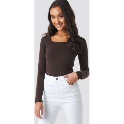 NA-KD Trend Square Shape Top - Brown. Brązowe topy damskie marki NA-KD Trend, bez wzorów, bez kołnierzyka. Za 80,95 zł.