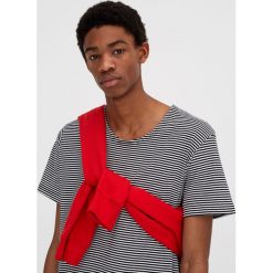 Koszulka w paski. Białe t-shirty męskie marki Pull & Bear, w paski. Za 29,90 zł.