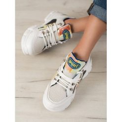 Sneakersy z siateczkĄ fashion. Sneakersy damskie BELLA PARIS, ze skóry ekologicznej. Za 99,90 zł.