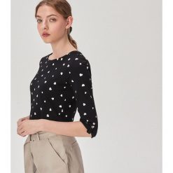 Bluzka z nadrukiem - Czarny. Czarne bluzki damskie Sinsay, s, z nadrukiem, bez kołnierzyka, bez rękawów. Za 24,99 zł.