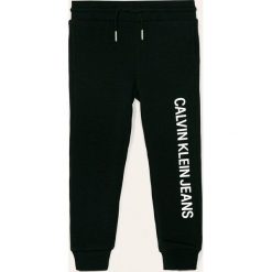 Calvin Klein Jeans - Spodnie dziecięce 104-176 cm. Białe spodnie chłopięce Calvin Klein Jeans, z nadrukiem, z elastanu, casualowe. Za 299,90 zł.