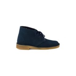Buty Clarks DESERT BOOT W MIDNIGHT. Niebieskie trampki i tenisówki damskie Clarks, bez wzorów, bez zapięcia. Za 608,43 zł.