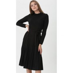 Czarna Sukienka Gadara. Czarne sukienki damskie Born2be, s, w paski, z dzianiny, z okrągłym kołnierzem, z długim rękawem, długie, midi, rozkloszowane. Za 89,99 zł.