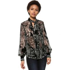 Desigual Koszula damska Cam Anthea 17WWCW77 5001 (rozmiar M). Koszule damskie Desigual, m, bez wzorów, bez kołnierzyka, bez rękawów. W wyprzedaży za 169,00 zł.