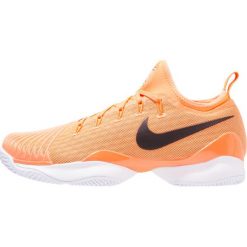 Nike Performance MEN AIR ZOOM ULTRA REACT HC Obuwie do tenisa Outdoor tart/black/white/sunset glow. Żółte buty trekkingowe męskie marki Nike Performance, z tworzywa sztucznego, outdoorowe. W wyprzedaży za 440,30 zł.