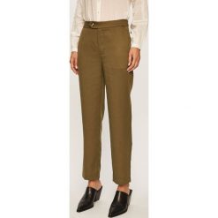 Pepe Jeans - Spodnie Daphne. Zielone spodnie damskie Pepe Jeans, s, bez wzorów, z wiskozy, casualowe. W wyprzedaży za 259,90 zł.