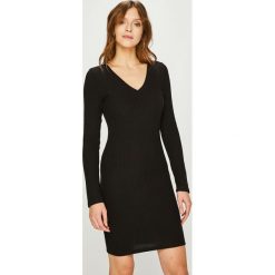 Answear - Sukienka. Czarne sukienki dzianinowe marki ANSWEAR, na co dzień, l, casualowe, mini, dopasowane. W wyprzedaży za 69,90 zł.