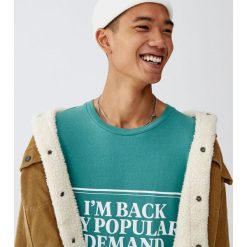 Koszulka z napisem „I’m back”. Zielone koszulki męskie marki Pull&Bear, m, z napisami, bez kołnierzyka, z krótkim rękawem, krótkie. Za 49,90 zł.