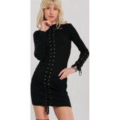 Czarna Sukienka Londonderry. Czarne sukienki damskie Renee, s, bez wzorów, z dzianiny, ze stójką, bez rękawów, długie, mini, dopasowane. Za 109,99 zł.