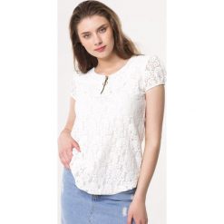 Biała Bluzka Overweather. Białe bluzki damskie Born2be, xl, z aplikacjami, z koronki, z okrągłym kołnierzem, z krótkim rękawem. Za 19,99 zł.
