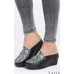 Czarne Klapki Hunger. Czarne buty ślubne damskie marki Born2be, z materiału, na wysokim obcasie, na koturnie. Za 79,99 zł.